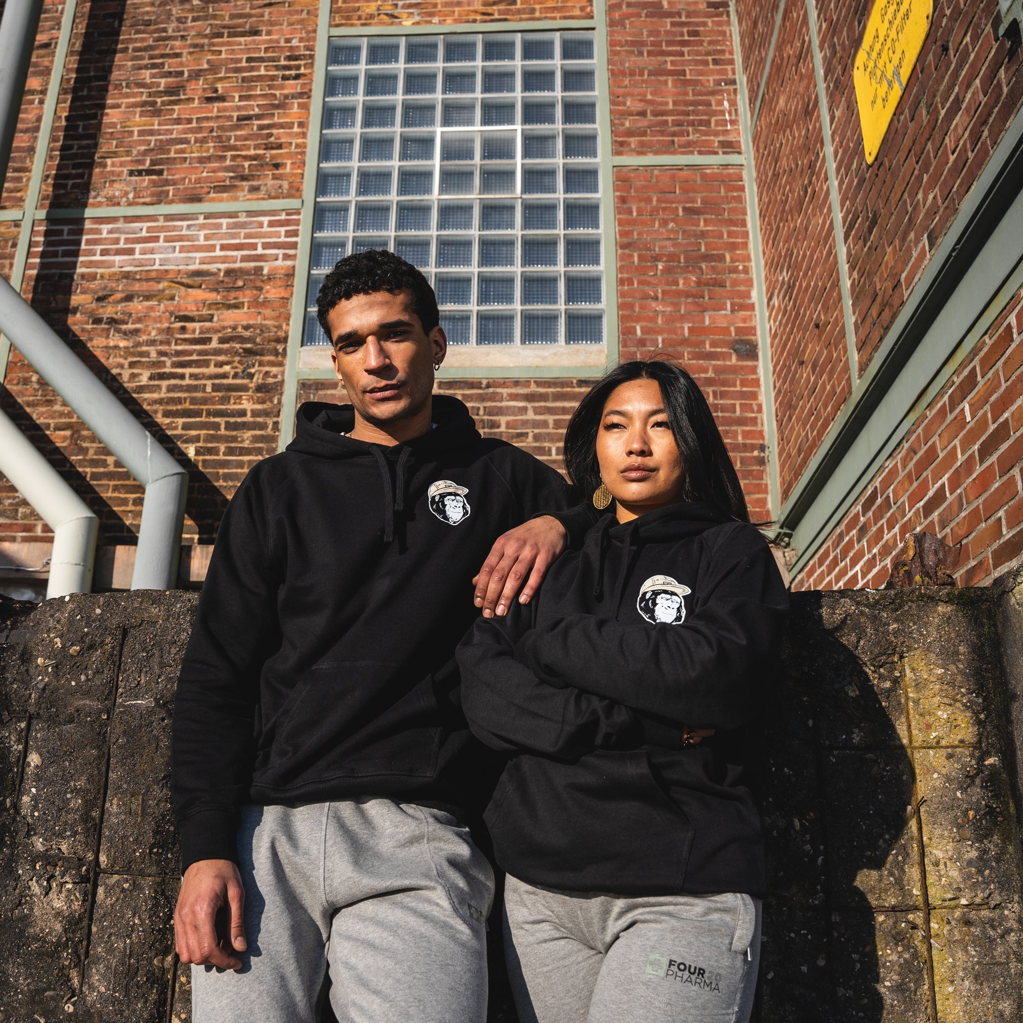 Männliches und weibliches Model stehen vor Haus in 420 Merch