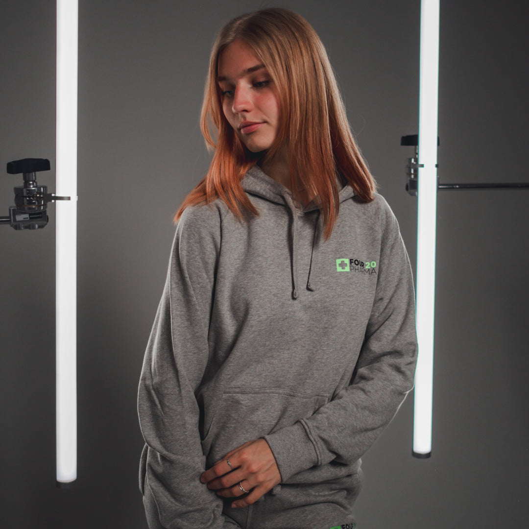 Weibliches Model grauer Four 20 Pharma Hoodie