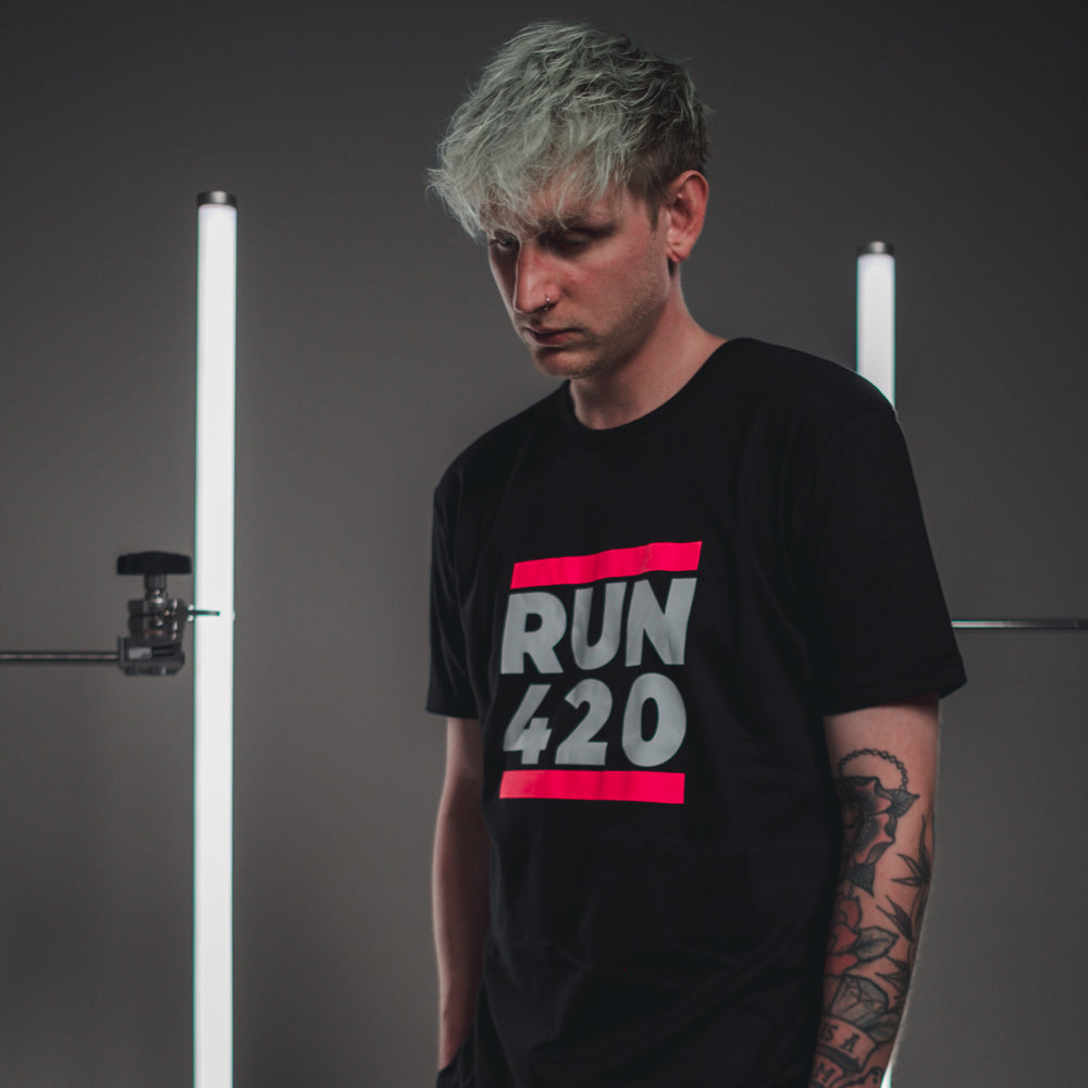 Männliches Model schwarzes Run 420 Shirt mit pinken Druck