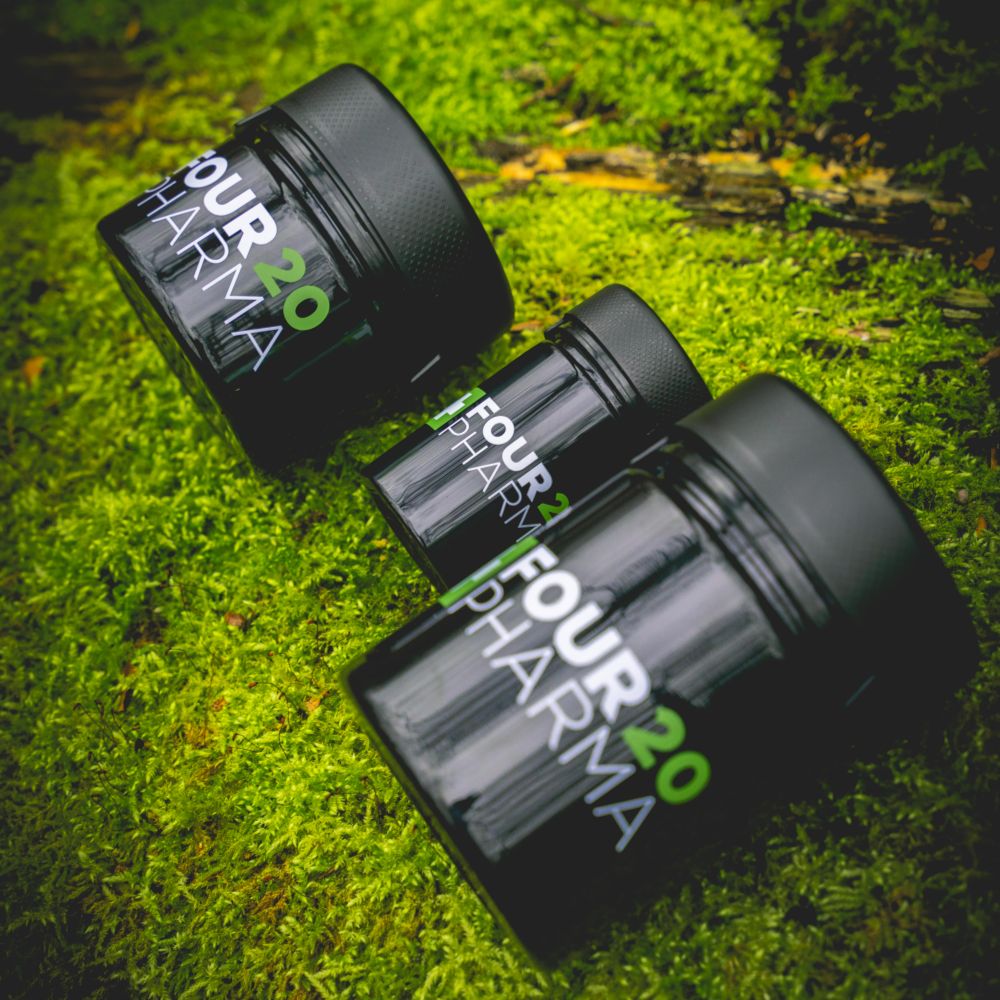 Four 20 Pharma Blütendosen auf Walduntergrund