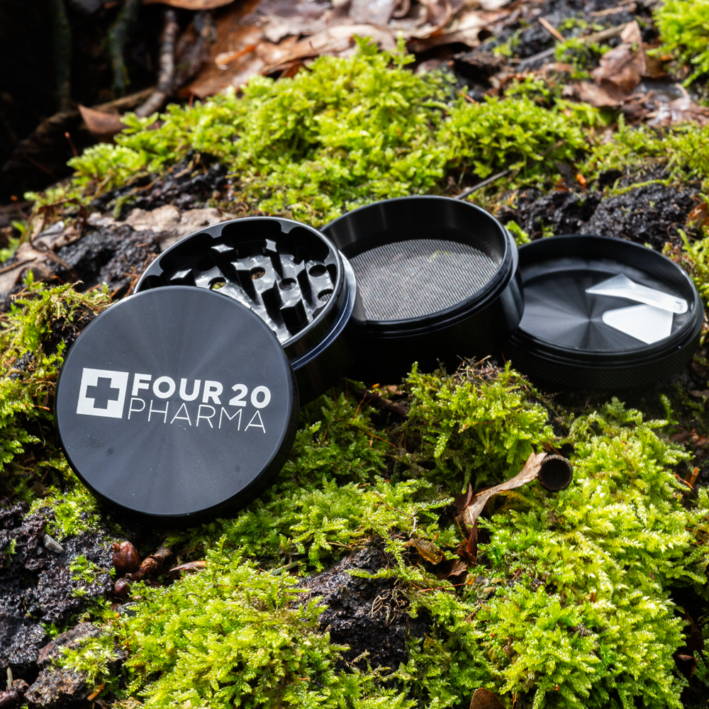 Four 20 Pharma Alu Grinder schwarz mit Waldhintergrund auseinander gebaut