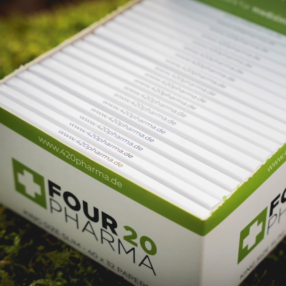 Four 20 Pharma Paper Vorratsbox auf Walduntergrund