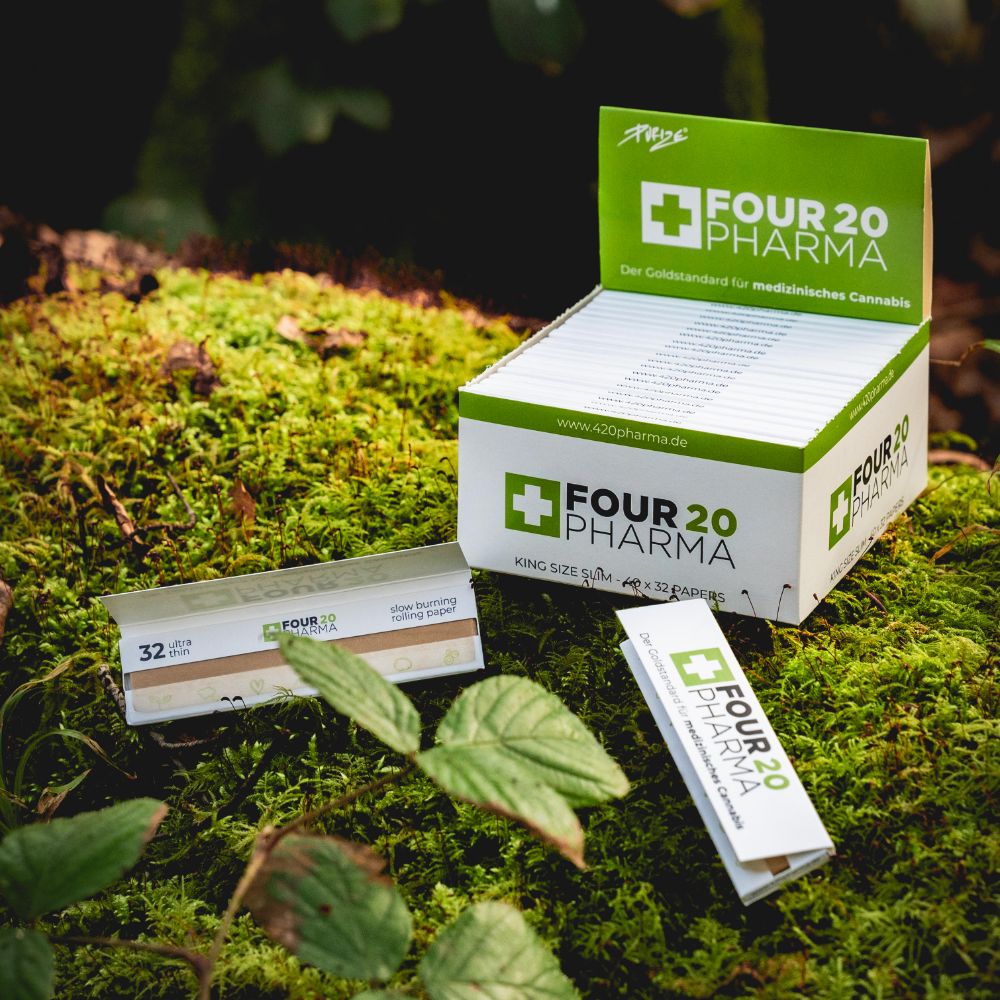 Four 20 Pharma Paper Vorratsbox auf Walduntergrund