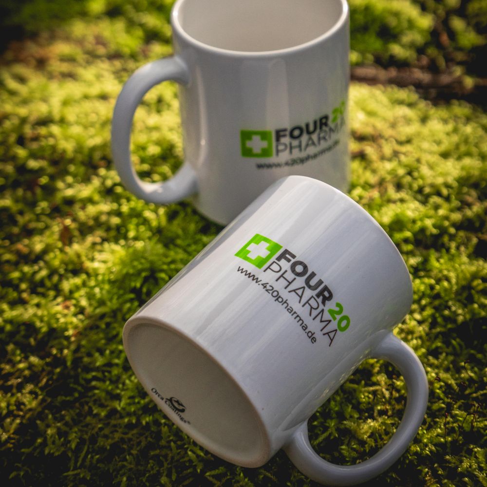 2 Four 20 Pharma Tassen auf Walduntergrund