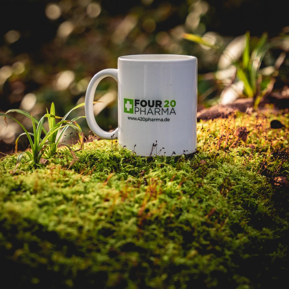 Four 20 Pharma Tasse auf Walduntergrund