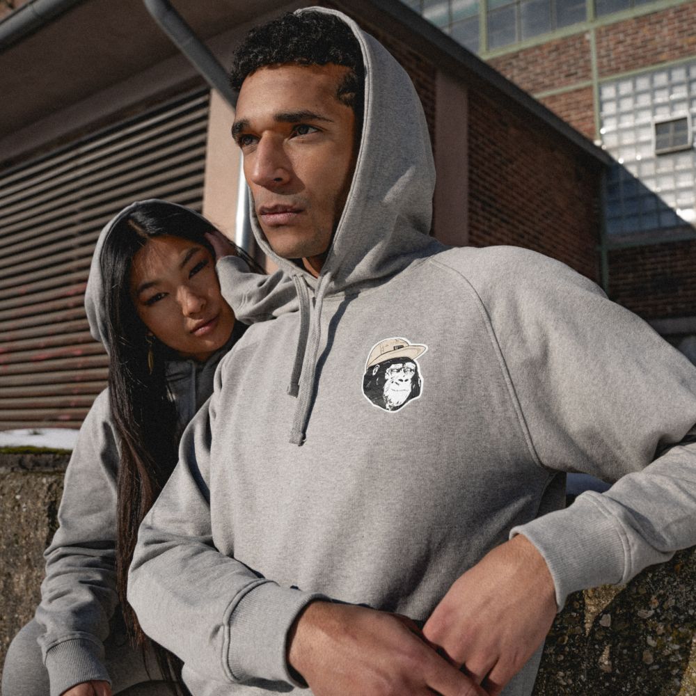 Männliches und weibliches Model mit Four 20 Pharma Gorilla Logo Hoodie in grau