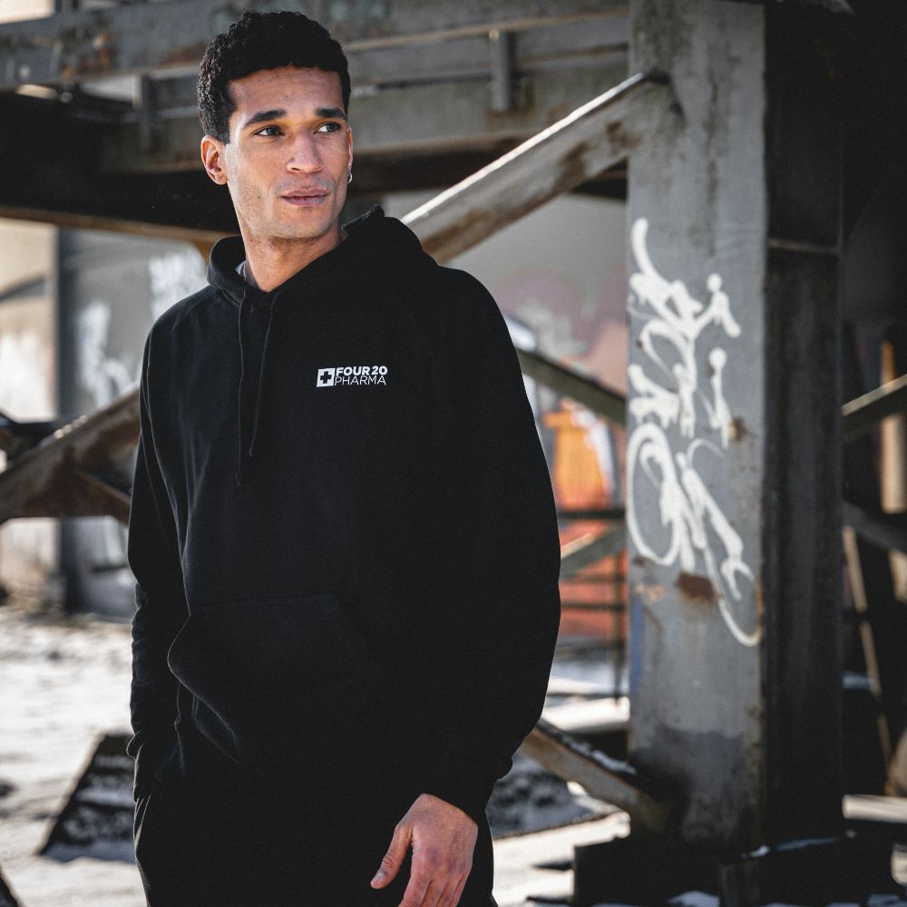Männliches Model mit schwarzem Four 20 Pharma Hoodie