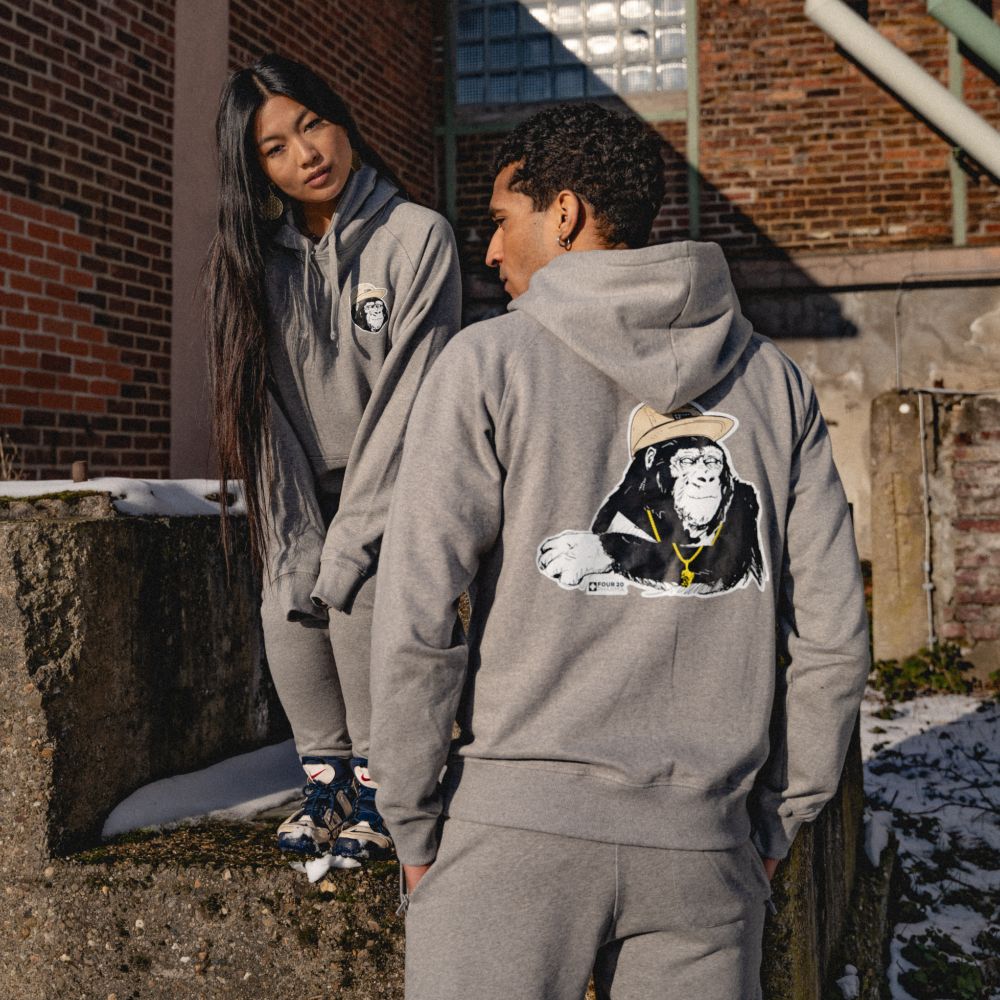 Männliches und weibliches Model mit Four 20 Pharma Gorilla Logo Hoodie in grau Rückseite