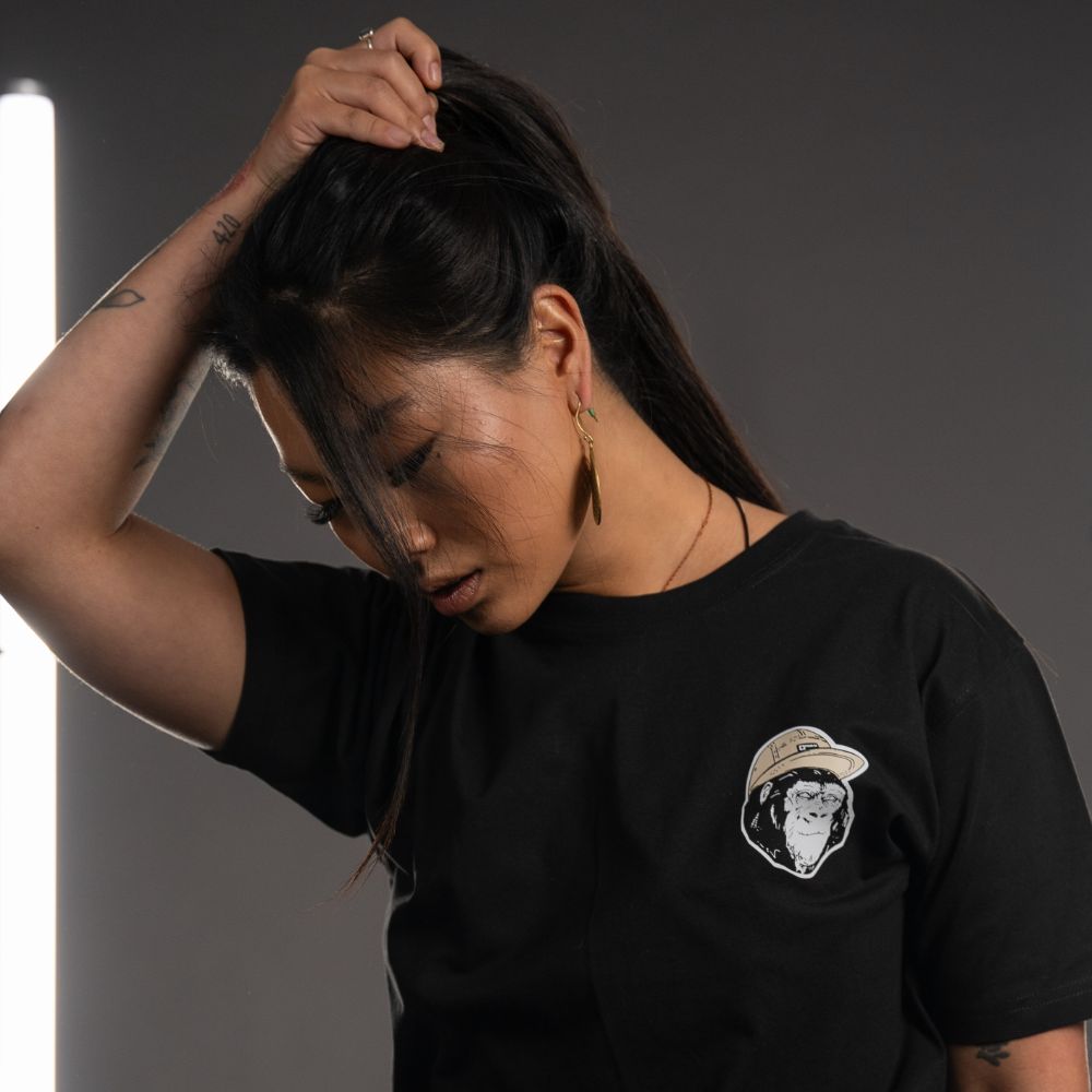 Weibliches Model mit Four 20 Fam Gorilla T-Shirt