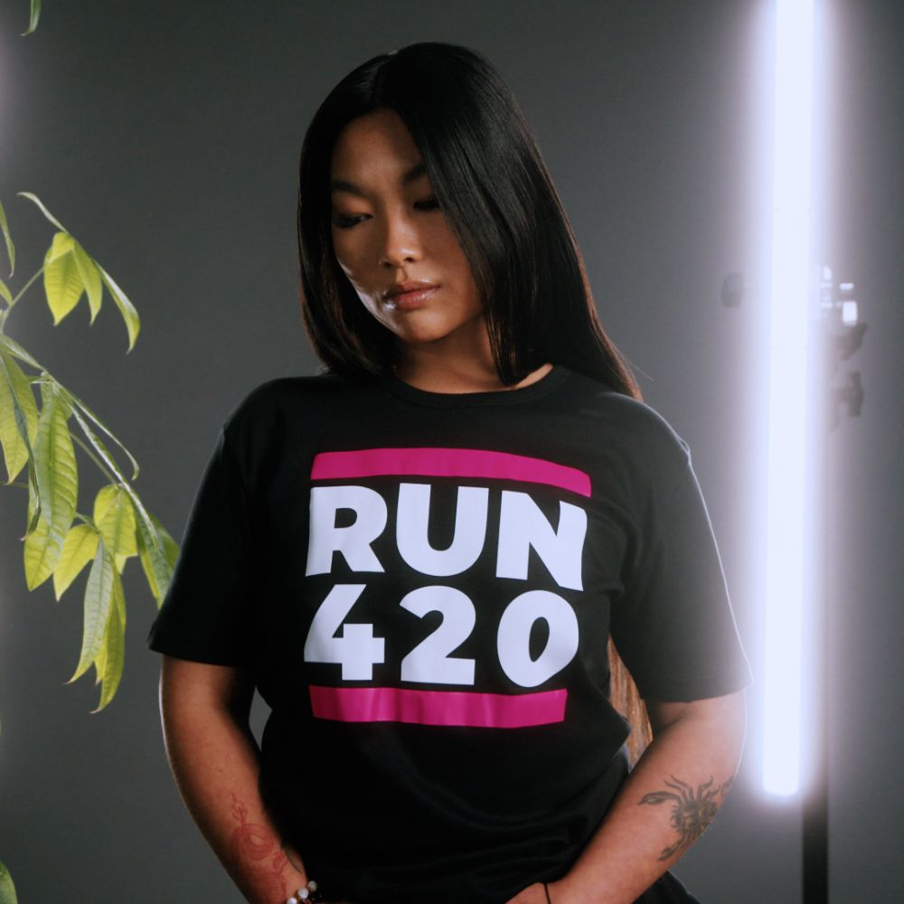 Weibliches Model mit Run 420 T-Shirt
