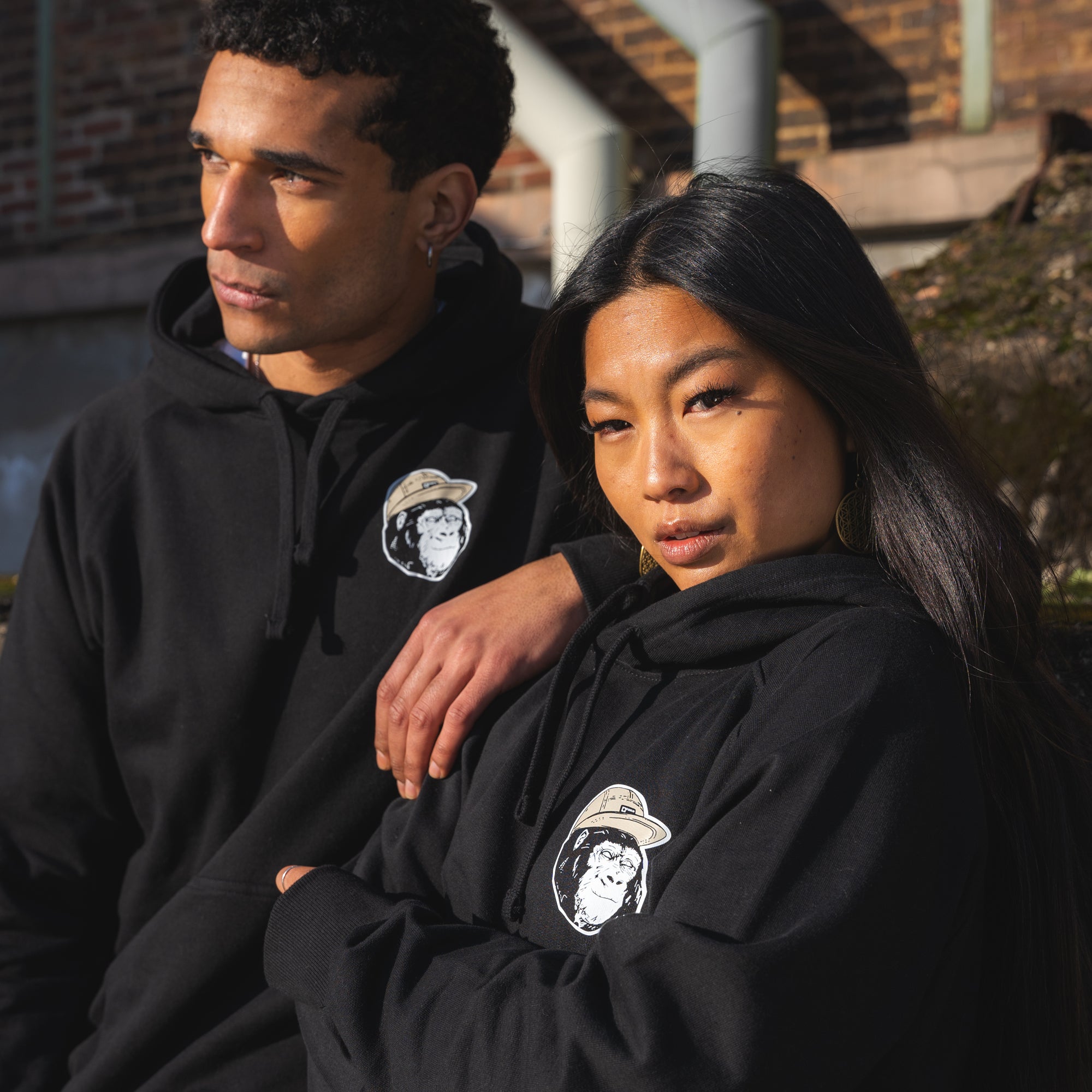 Männliches und weibliches Model in schwarzem 420 Pharma Gorilla Hoodie