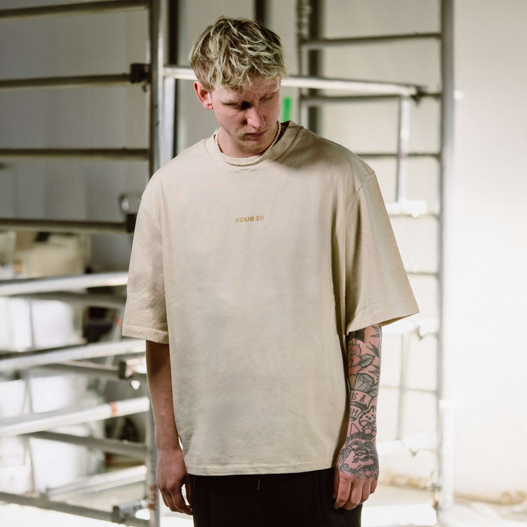 Weibliches Model mit Run 420 T-Shirt