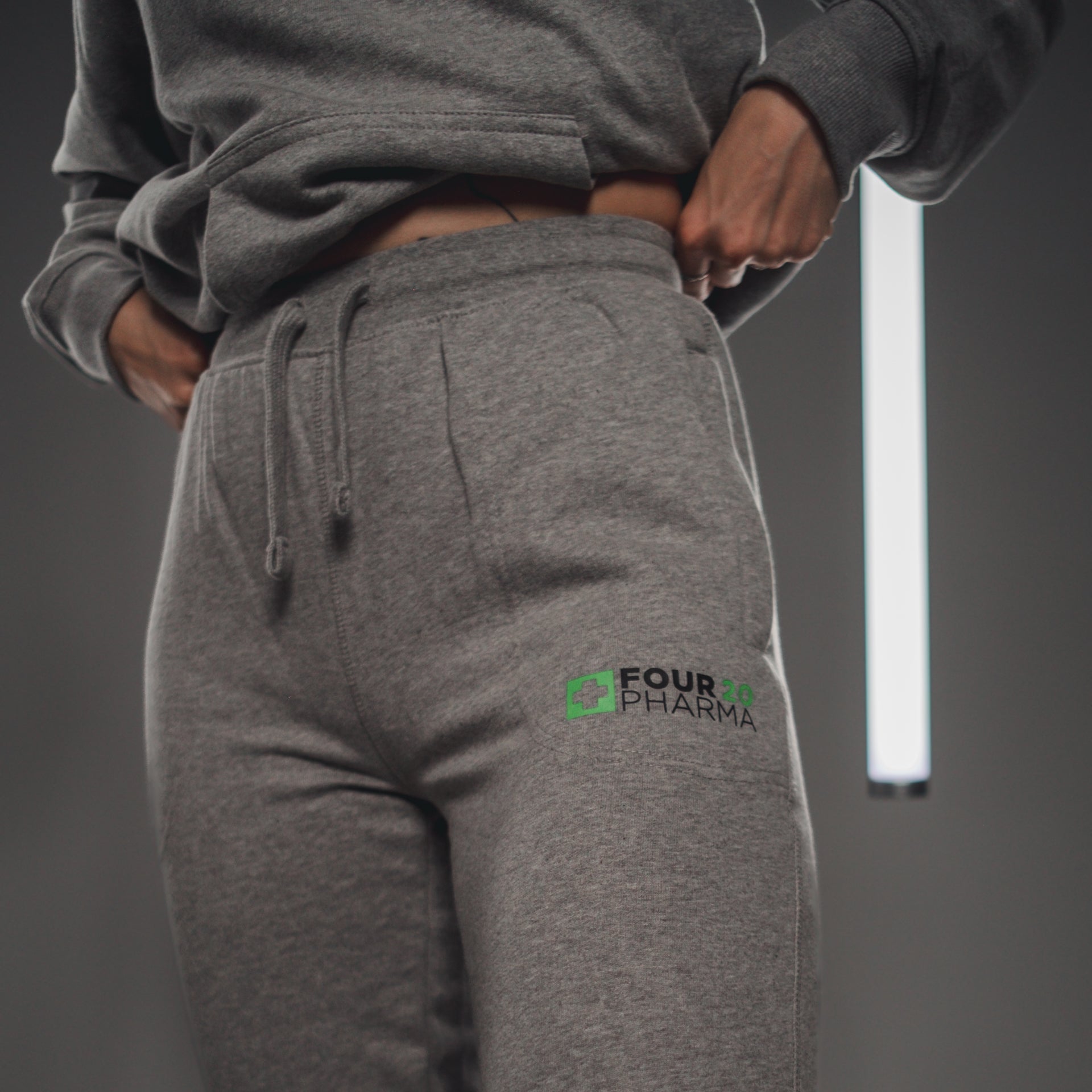 Four 20 Pharma Sweatpants in grau mit grün schwarzem Logo Close Up Shot