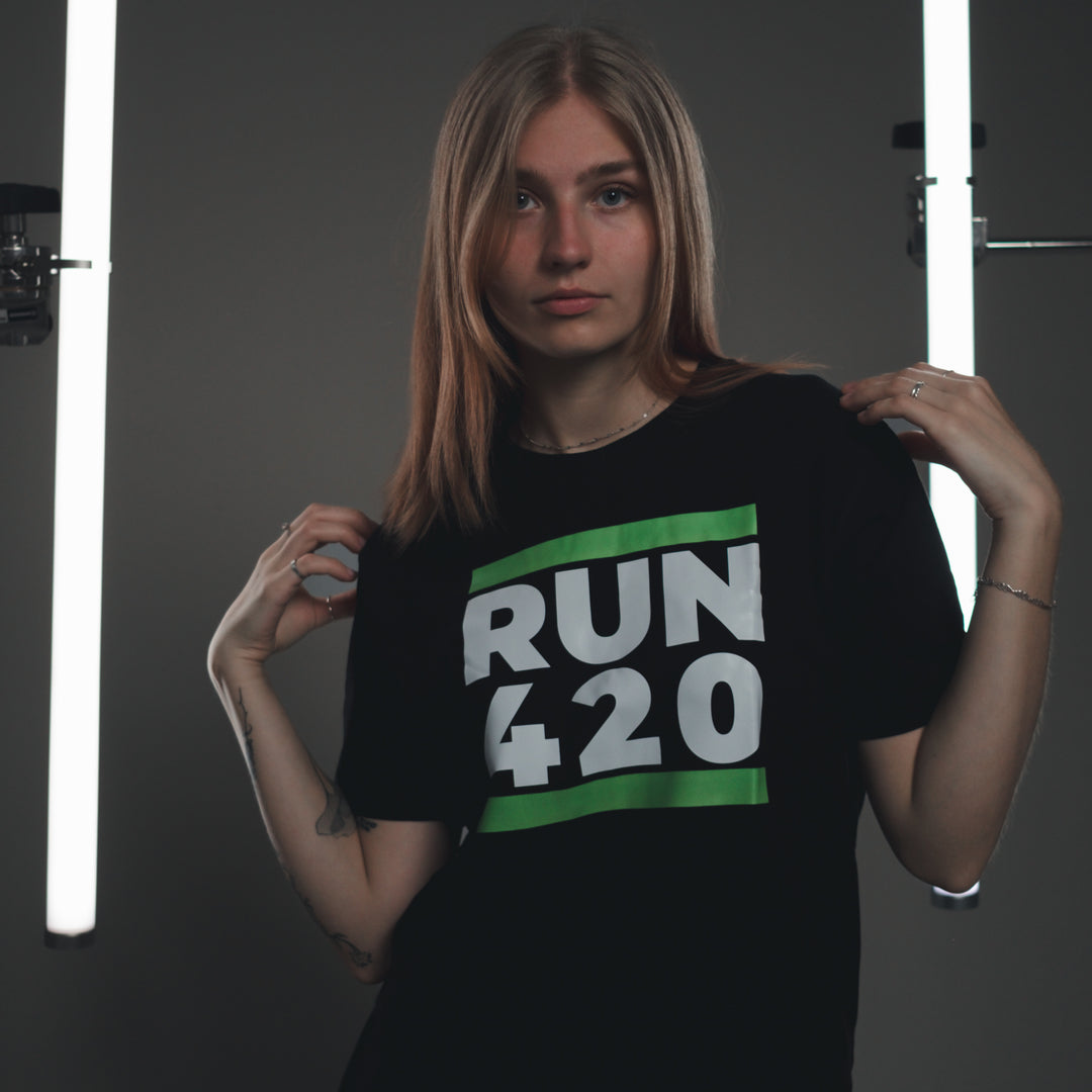 Weibliches Model schwarzes Run 420 Shirt mit grünem Druck 