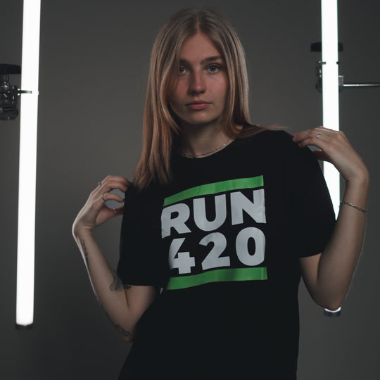 Weibliches Model schwarzes Run 420 Shirt mit grünem Druck 