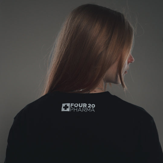 Weibliches Model schwarzes Run 420 Shirt mit grünem Druck von hinten