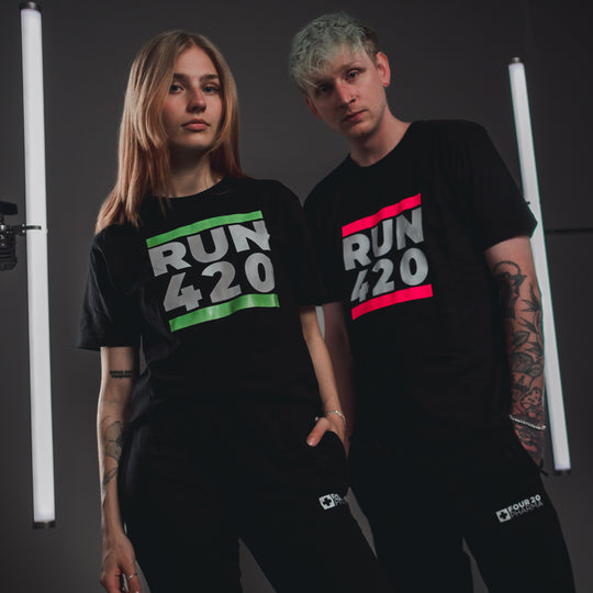 Weibliches und männliches Model schwarzes Run 420 Shirt mit grünem und pinken Druck 