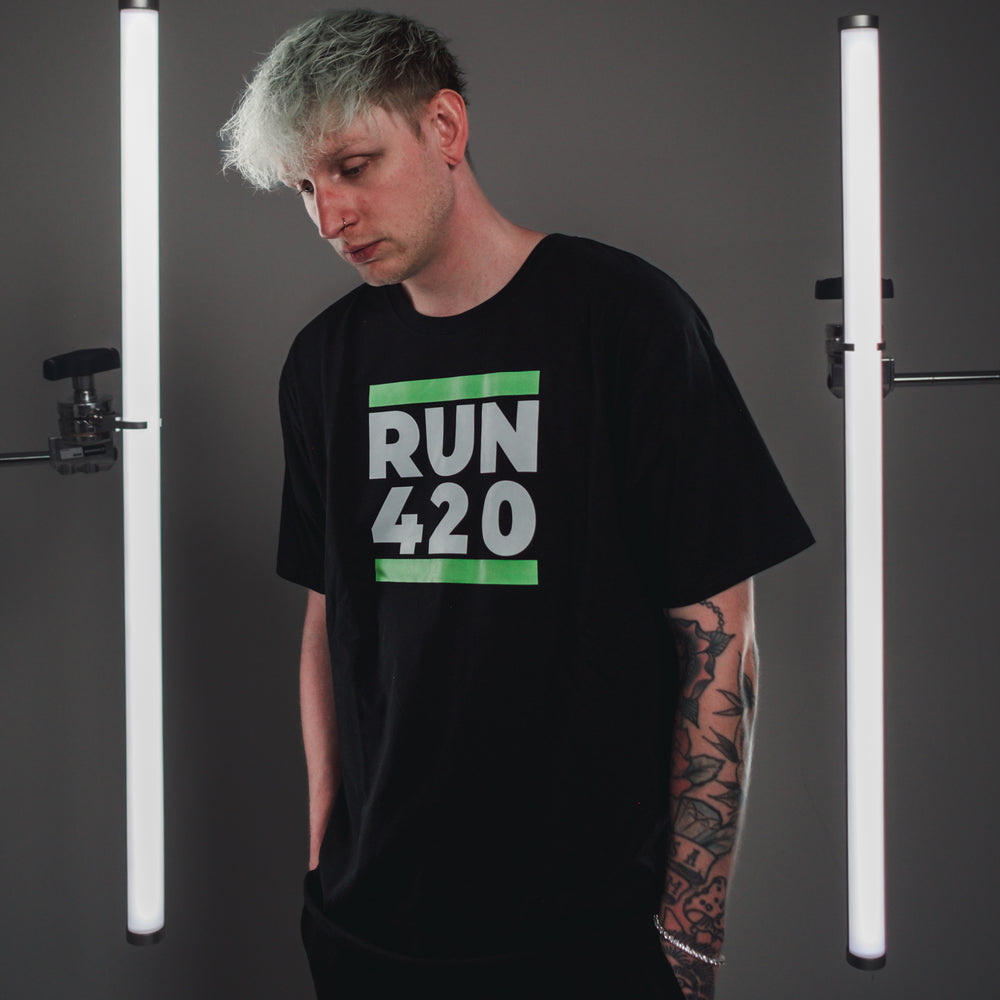 Männliches Model schwarzes Run 420 Shirt mit grünem Druck 