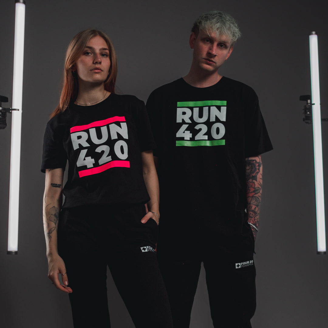 Weibliches und männliches Model schwarzes Run 420 Shirt mit grünem und pinken Druck 