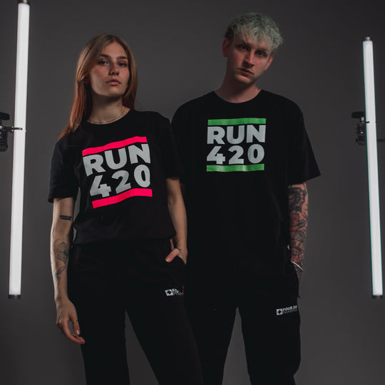 Weibliches und männliches Model schwarzes Run 420 Shirt mit grünem und pinken Druck 