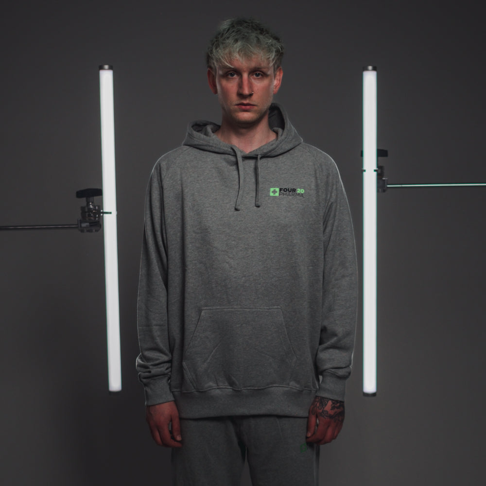 Männliches Model grauer Four 20 Pharma Hoodie 