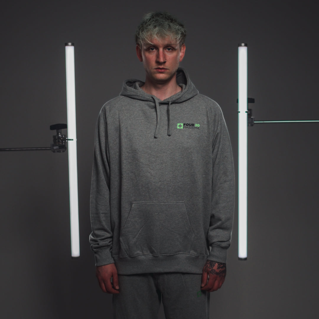 Männliches Model grauer Four 20 Pharma Hoodie 