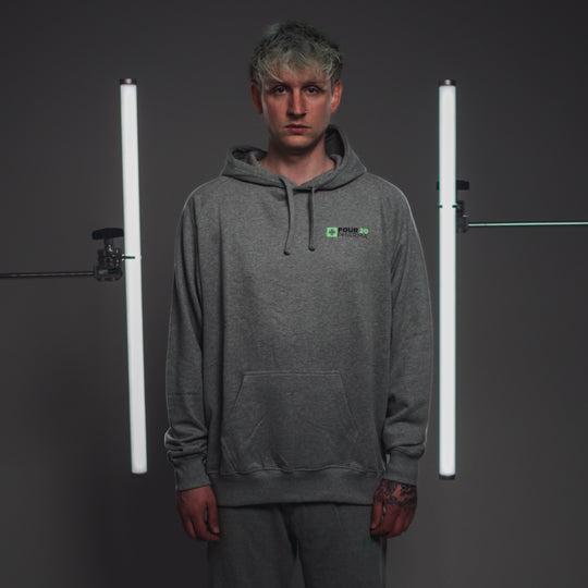Männliches Model grauer Four 20 Pharma Hoodie 