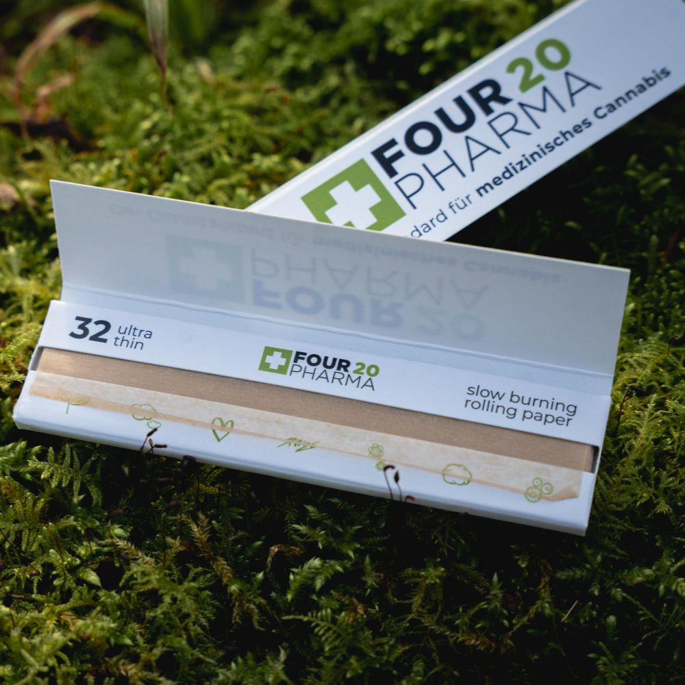 Four 20 Pharma Drehpapier für Joints auf Wanduntergrund