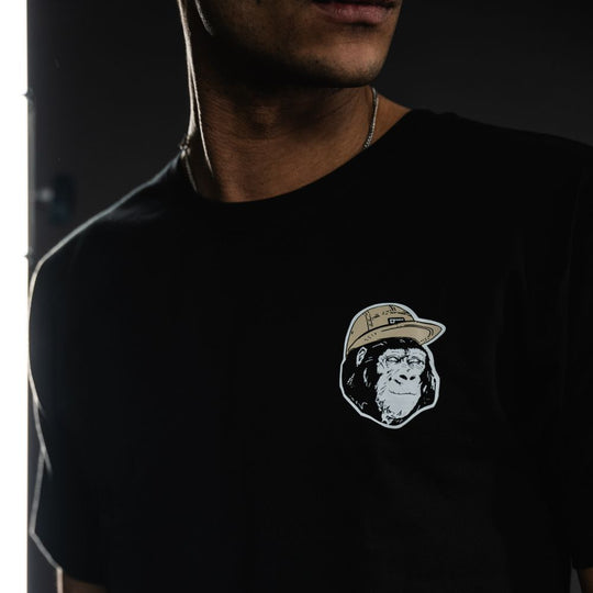 Männliches Model mit Four 20 Fam Gorilla T-Shirt